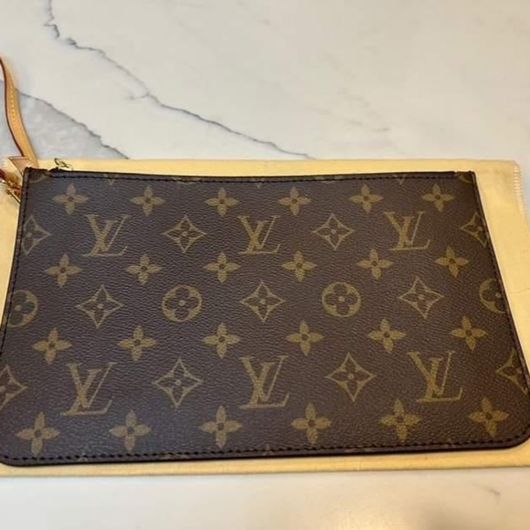 LOUIS VUITTON MONOGRAM NEVERFULL MM POCHETTE - Picture 5 of 9